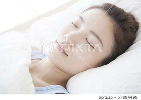 ベッドで眠る女性 ベッドで眠る女性 67894499