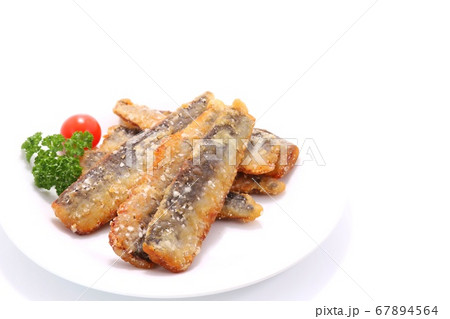 サンマの竜田揚げ　白背景　魚料理 67894564