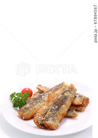 サンマの竜田揚げ　白背景　魚料理 67894567