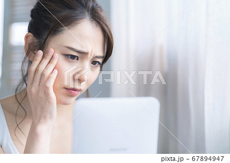 スキンケアイメージ　お肌を気にする女性 67894947