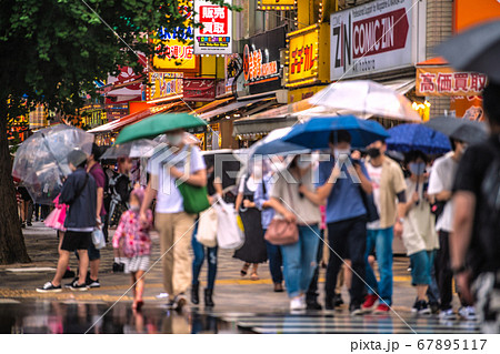 日本の東京都市景観　雨でもマスク姿で賑わう東京・秋葉原＝7月26日・4連休最終日 67895117