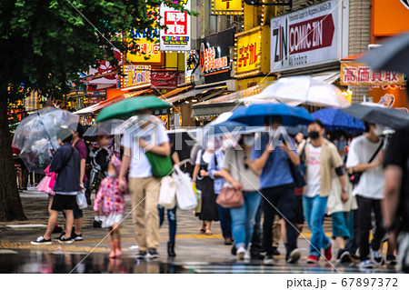 日本の東京都市景観　雨でもマスク姿で賑わう東京・秋葉原＝7月26日・4連休最終日 67897372