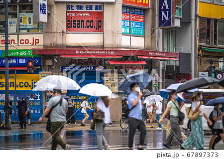 日本の東京都市景観　雨でもマスク姿で賑わう東京・秋葉原＝7月26日・4連休最終日 67897373