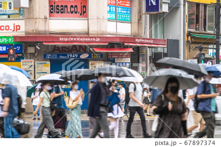 日本の東京都市景観 雨でもマスク姿で賑わう東京・秋葉原=7月26日・4連休最終日 日本の東京都市景観 雨でもマスク姿で賑わう東京・秋葉原=7月26日・4連休最終日 67897374