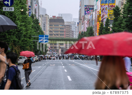 日本の東京都市景観 雨でもマスク姿で賑わう東京・秋葉原=7月26日・4連休最終日 日本の東京都市景観 雨でもマスク姿で賑わう東京・秋葉原=7月26日・4連休最終日 67897375