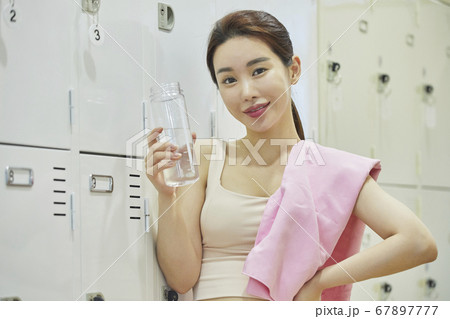 休憩 休み ロッカールーム 67897777