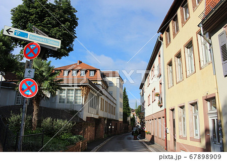 ハイデルベルグ市街地の路地裏 67898909