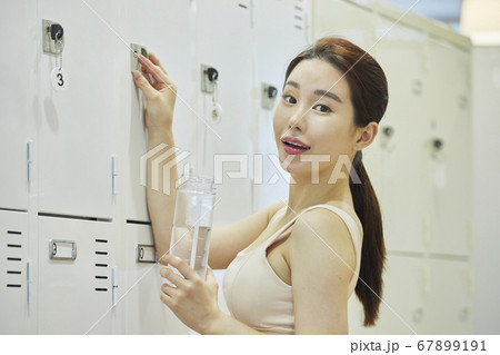 休憩 休み ロッカールーム 67899191