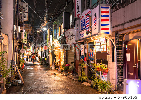 東京都 北千住 ノスタルジックな飲み屋街の写真素材