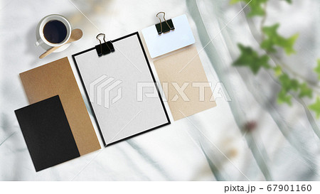 白い布背景と文房具や仕事道具 67901160