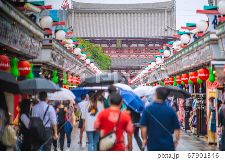 日本の東京都市景観　雨に霞む東京・浅草寺。GoTo東京除外（東京五輪開幕まで、きょうで1年）＝23日 67901346