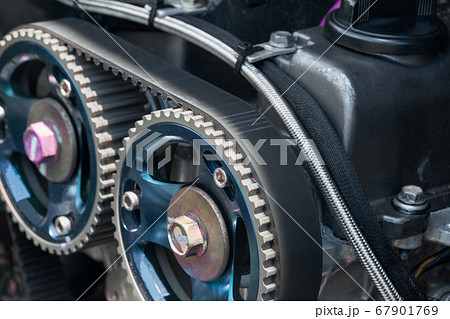 Timing belt and twin camshaft sprocket in engine 67901769