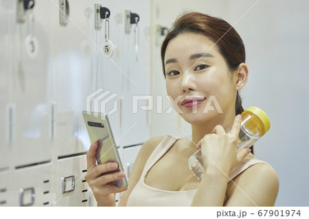 休憩 休み ロッカールーム 67901974