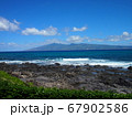 ハワイの風景（マウイ島から見たモロカイ島） 67902586