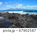 ハワイの風景（マウイ島から見たモロカイ島） 67902587