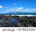 ハワイの風景（マウイ島から見たモロカイ島） 67902589