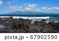 ハワイの風景（マウイ島から見たモロカイ島） 67902590
