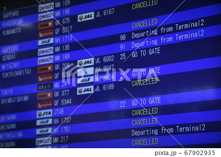 キャンセル相次ぐ空港の出発案内板 英語 キャンセル相次ぐ空港の出発案内板 英語 67902935