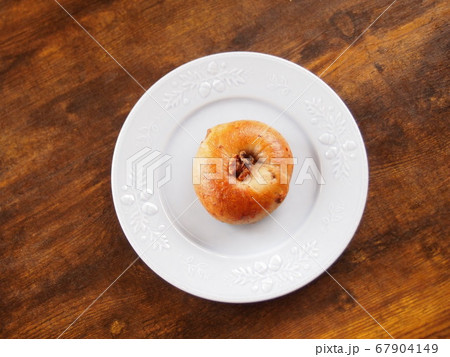 お気に入りのお皿の上の丸いベーグル 67904149
