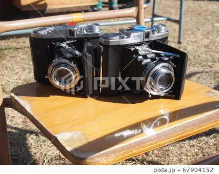 椅子の上のレトロなカメラ 67904152