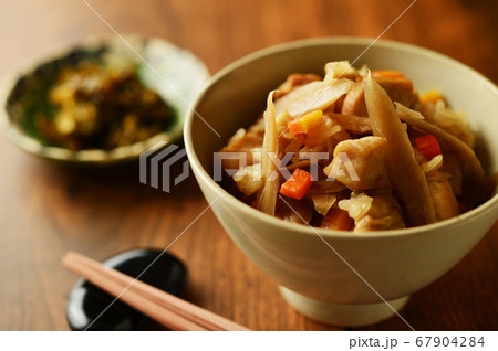 鶏とごぼうの炊き込みご飯 67904284