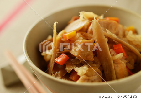鶏とごぼうの炊き込みご飯 67904285