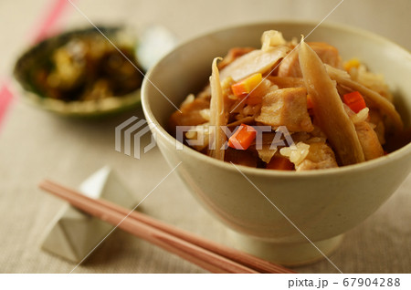 鶏とごぼうの炊き込みご飯 67904288