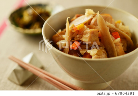 鶏とごぼうの炊き込みご飯 67904291