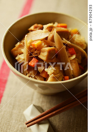 鶏とごぼうの炊き込みご飯 67904293
