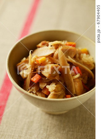 鶏とごぼうの炊き込みご飯 67904405