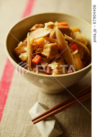 鶏とごぼうの炊き込みご飯 67904406