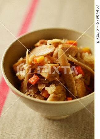 鶏とごぼうの炊き込みご飯 67904407