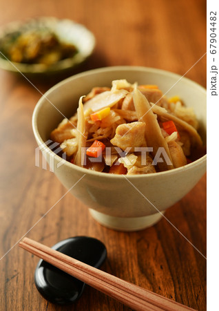 鶏とごぼうの炊き込みご飯 67904482