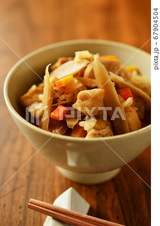鶏とごぼうの炊き込みご飯 67904504