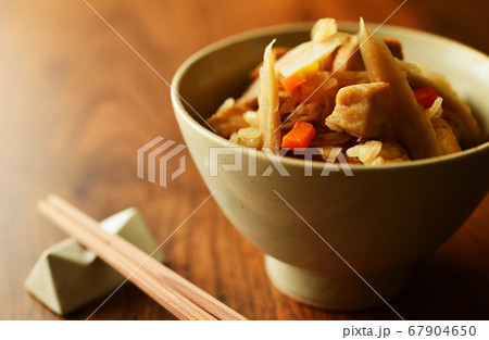 鶏とごぼうの炊き込みご飯 67904650