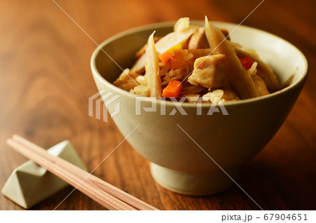 鶏とごぼうの炊き込みご飯 67904651