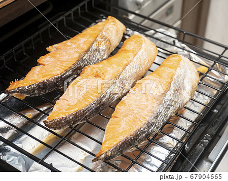 グリルで鮭を焼く グリルで鮭を焼く 67904665