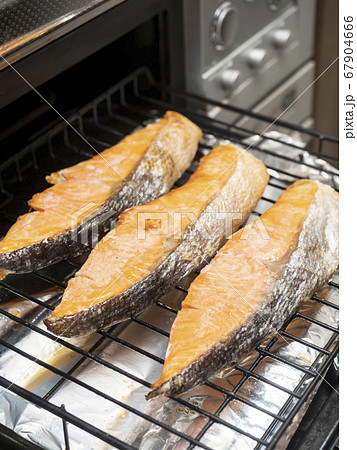 グリルで鮭を焼く 67904666