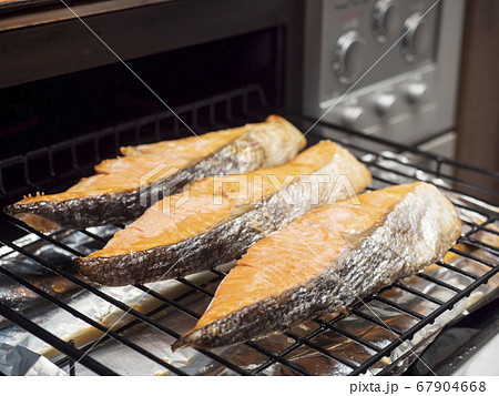 グリルで鮭を焼く グリルで鮭を焼く 67904668