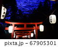 夕暮れの赤い鳥居と提灯 67905301