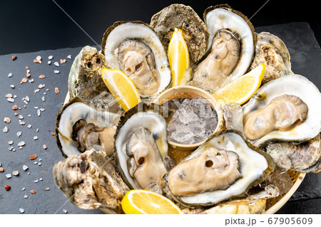 Fresh oyster with lemon 67905609