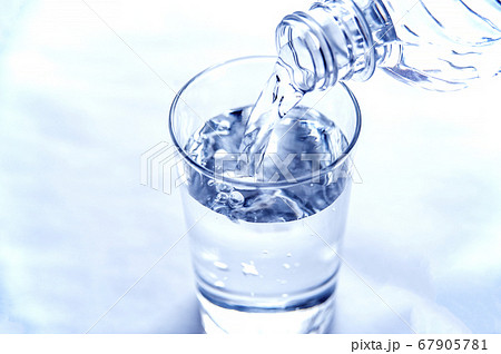 ペットボトルからコップに水を注ぐ 67905781