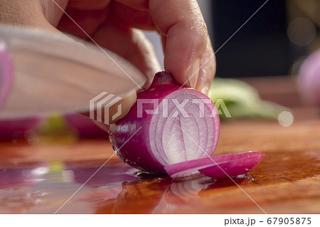 レッドオニオン 赤玉葱 赤タマネギの写真素材
