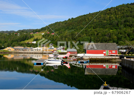 ノルウェー ハダンゲルフィヨルド、遠く鏡の様な水面に映る水上艇機セスナU206F ステーションエア6 ノルウェー ハダンゲルフィヨルド、遠く鏡の様な水面に映る水上艇機セスナU206F ステーションエア6 67906267