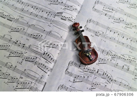 楽譜の上にミニチュアバイオリンの置物の写真素材 [67906306] - PIXTA