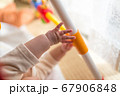 赤ちゃんの手のぷにぷに 67906848