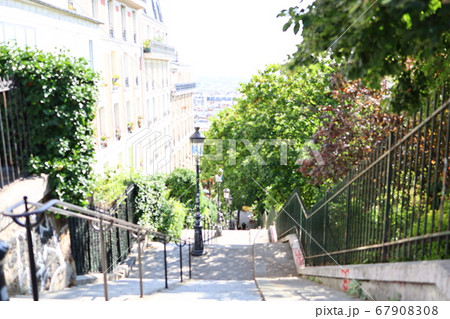モンマルトルに繋がる綺麗な坂道 モンマルトルに繋がる綺麗な坂道 67908308