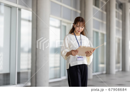 作業確認を行う女性 67908684