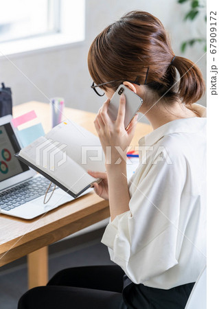 テレワークをする若い女性 67909172
