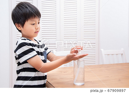 手を消毒する小学生の男の子 67909897